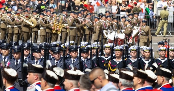 Byłe kierownictwo Ministerstwa Obrony Narodowej ze względów politycznych zablokowało przyjmowanie mogących wzbudzić społeczne kontrowersje rozporządzeń do ustawy o obronie ojczyzny - twierdzą w rozmowach z RMF FM ówcześni urzędnicy resortu. Obecne kierownictwo MON potwierdza znaczne zaległości w pracach legislacyjnych nad tymi projektami, także kluczowymi ze względu interesu państwa, natomiast szefostwo ministerstwa z czasów Mariusza Błaszczaka zaprzecza celowemu opóźnianiu prac. Jak ustalił reporter RMF FM, do tej pory - mimo trwającej za naszą granicą wojny - w Polsce nie ma m.in. przepisów, które regulowałyby techniczne aspekty mobilizacji, takie jak sposób i tryb doręczania kart powołania do służby wojskowej.