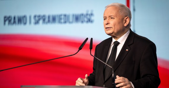 Czy Jarosław Kaczyński będzie miał kłopoty? Sejmowa komisja regulaminowa pozytywnie rozpatrzyła wniosek o wyrażenie zgody na pociągnięcie prezesa PiS do odpowiedzialności za wydarzenia w trakcie obchodów miesięcznicy katastrofy smoleńskiej. Sam prezes podkreślił w oświadczeniu, że miał prawo do swojej reakcji.