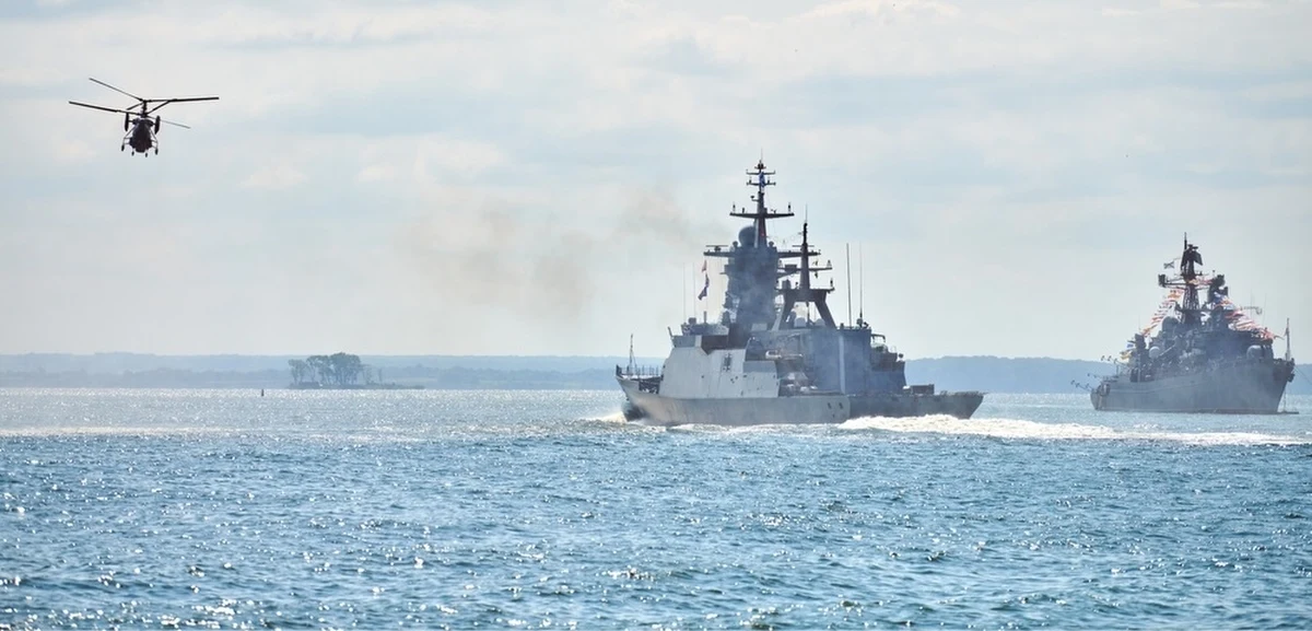 Rosyjski okręt na Morzu Bałtyckim miał ostrzelać amunicją sygnałową niemiecki helikopter wykonujący misję rozpoznawczą. Według niemieckich mediów zdawkową informację w tej sprawie przekazać miała w Brukseli Annalena Baerbock, szefowa dyplomacji RFN. Baerbock miała też powiedzieć kilka słów, które wywołały spore zamieszanie medialne. Teraz wypowiedź dyplomatki próbuje prostować kanclerz Niemiec Olaf Scholz.