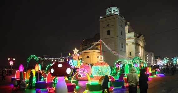 W środowy wieczór w Warszawie uruchomiono świąteczne iluminacje. Ozdoby wykonane są z energooszczędnych diod eko-LED, które zużywają 10 razy mniej prądu niż tradycyjne oświetlenie. 