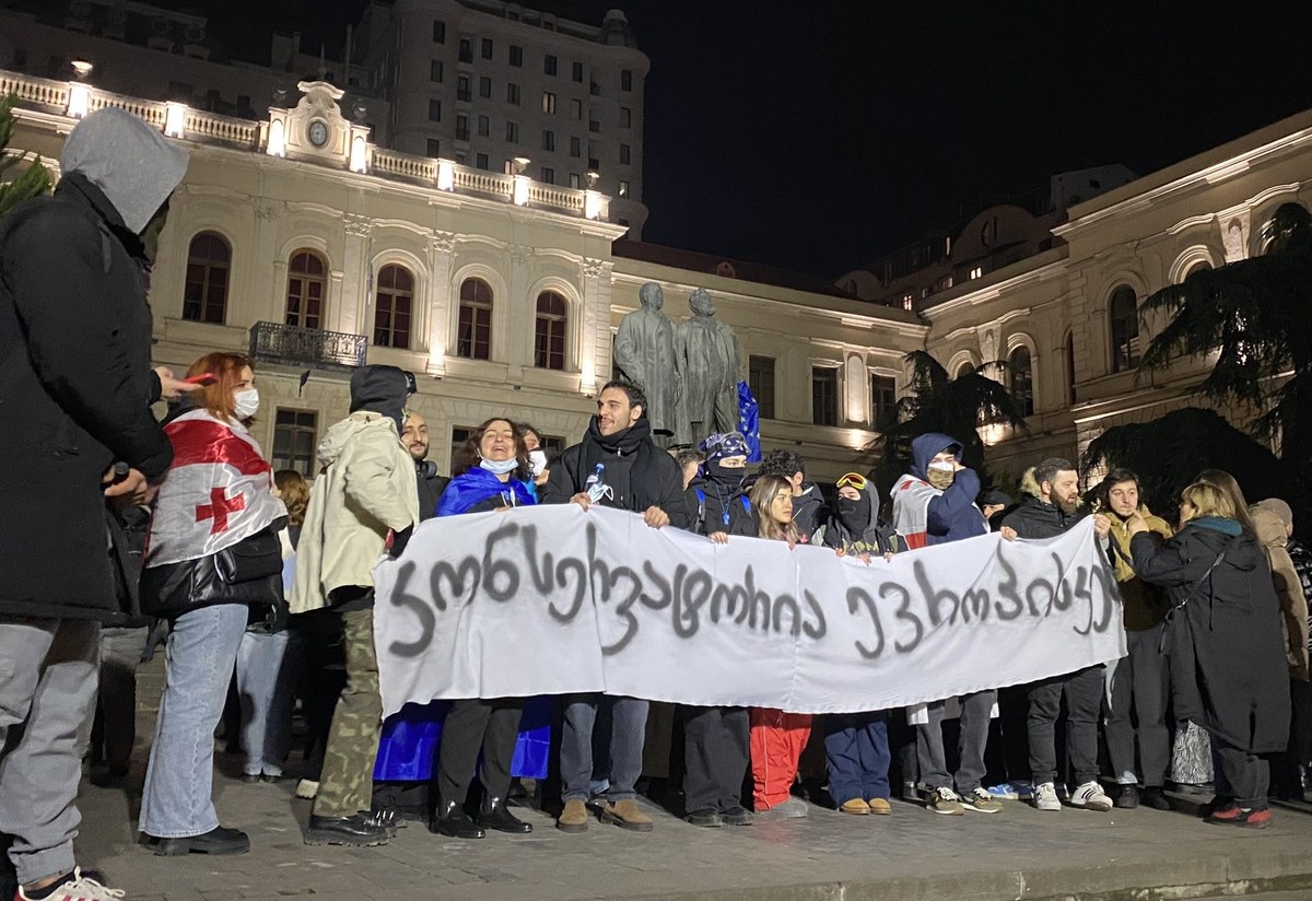 "Spokojniej niż w czasie poprzednich nocy przebiegał antyrządowy protest w stolicy Gruzji - Tbilisi. Niektórzy mówili wprost, że dziś przyjęli taktykę, by nie prowokować policji do działania i sprawdzić, jaka będzie reakcja funkcjonariuszy" - relacjonował ze stolicy Gruzji Mateusz Chłystun, specjalny wysłannik RMF FM. W środę zatrzymany został przez służby Nika Gwaramia, lider Koalicji na Rzecz Zmiany, jednej z czterech największych partii opozycyjnych Gruzji.