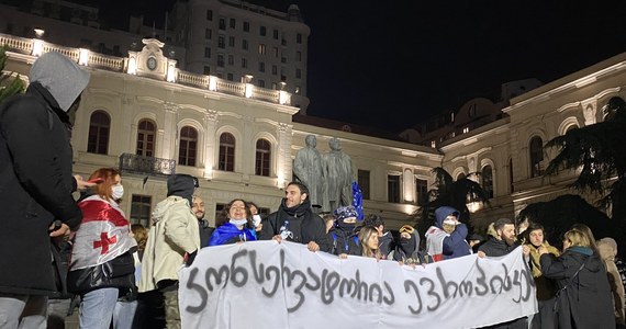 "Spokojniej niż w czasie poprzednich nocy przebiegał antyrządowy protest w stolicy Gruzji - Tbilisi. Niektórzy mówili wprost, że dziś przyjęli taktykę, by nie prowokować policji do działania i sprawdzić, jaka będzie reakcja funkcjonariuszy" - relacjonował ze stolicy Gruzji Mateusz Chłystun, specjalny wysłannik RMF FM. W środę zatrzymany został przez służby Nika Gwaramia, lider Koalicji na Rzecz Zmiany, jednej z czterech największych partii opozycyjnych Gruzji.