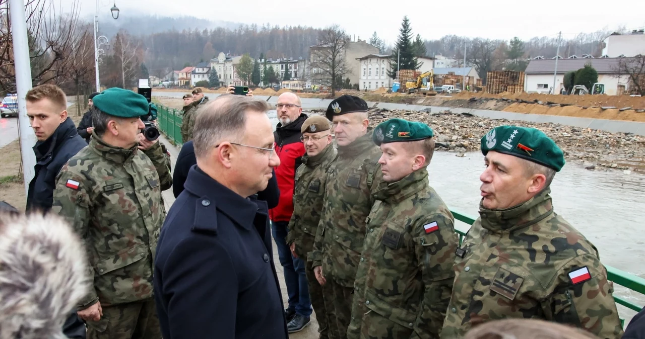 Prezydent Andrzej Duda w Głuchołazach podziękował żołnierzom za wkład w odbudowę zniszczeń po powodzi