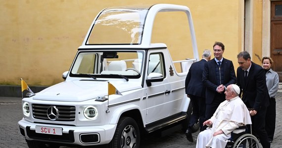 Papież Franciszek otrzymał kluczyki do nowego papamobile. Pojazd jest elektryczny, ma podgrzewany fotel oraz barierkę, której trzyma się papież, pozdrawiając wiernych. Kluczyki w białej walizeczce przekazano papieżowi na dziedzińcu w Watykanie.