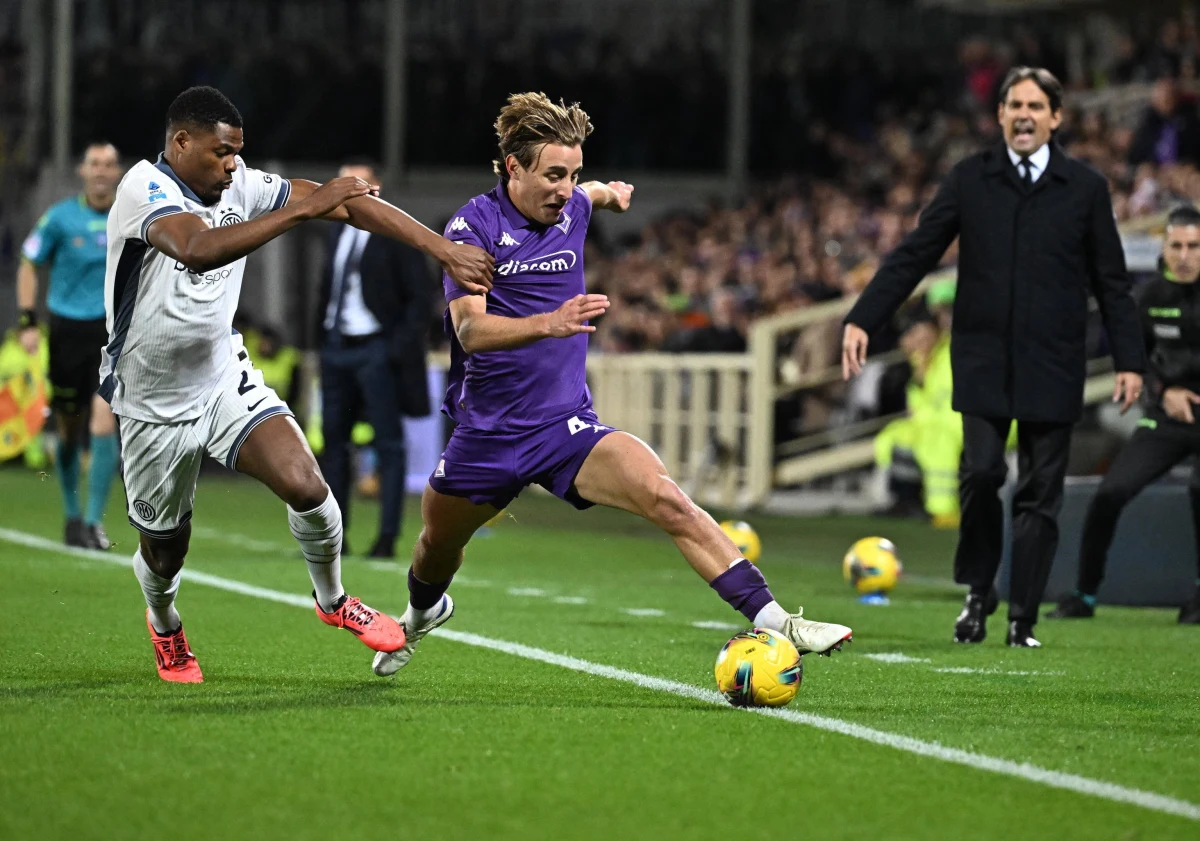 Piłkarz Fiorentiny Edoardo Bove, który zasłabł podczas niedzielnego meczu Serie A z Interem Mediolan, opuścił w środę oddział intensywnej terapii szpitala Careggi, a jego stan cały czas się poprawia. 
