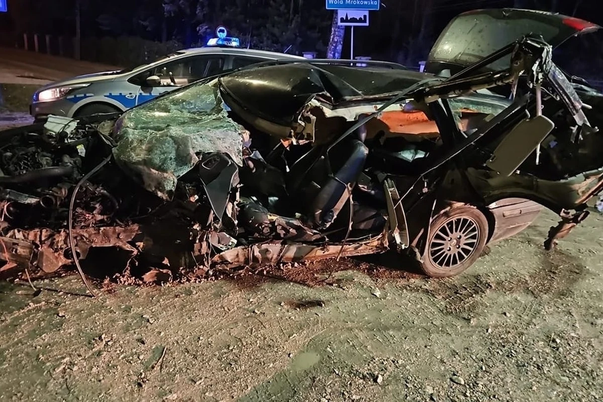 "Widok zniszczonego samochodu wzbudza grozę i aż trudno uwierzyć, że kierujący wyszedł z tego bez szwanku" - tak wypadek, który spowodował 22-latek, podsumowali piaseczyńscy policjanci. Mężczyzna - jadąc volvo - stracił panowanie nad samochodem i uderzył w przydrożną latarnię. Na dodatek okazało się, że nie miał prawa jazdy.