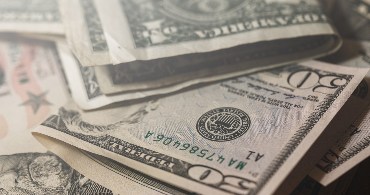 Stopy procentowe w USA w dół. Dolar zyskuje po słowach szefa Fed