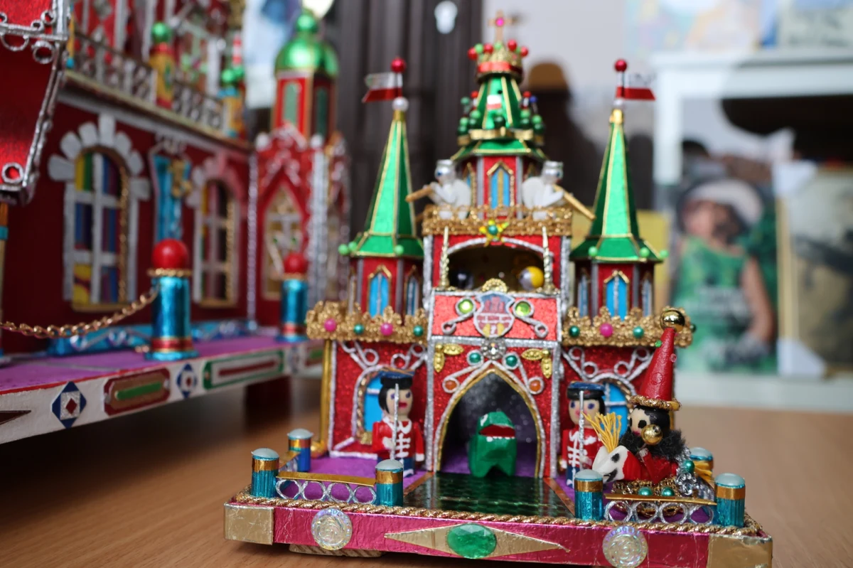 34 bożonarodzeniowe szopki krakowskie będzie można od czwartku oglądać w przestrzeni miejskiej w ramach akcji "Spacerem wokół szopki 2024". Przedsięwzięcie towarzyszy konkursowi na najpiękniejszą szopkę krakowską, który rozpocznie się w czwartek na Rynku Głównym; finał w niedzielę.