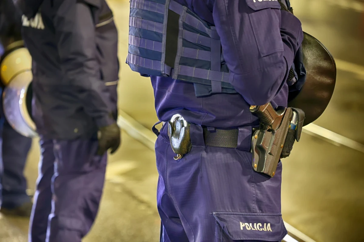 Policjanci z Katowic pracowali nad sprawą grupy oszustów działających od siedmiu lat w całej Europie. Dzięki współpracy z Komendą Główną Policji i organami ścigania wielu krajów szef grupy wpadł w Wielkiej Brytanii. W ostatnich dniach trafił do kraju, gdzie odpowie za oszukanie przynajmniej 231 osób na kwotę ponad 12,5 mln zł.