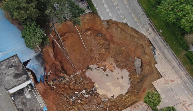 Akcja służb w Chinach, trwa wyścig z czasem. "Ziemia zapadła się nagle"