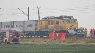 Tragedia na przejeździe kolejowym. Nie żyją dwie osoby