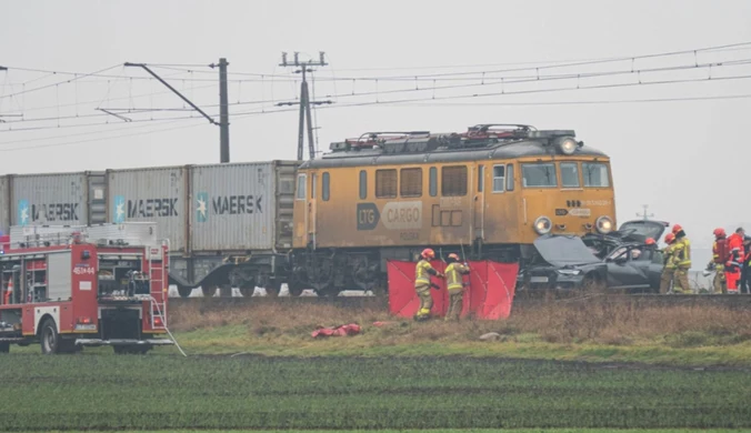 Tragedia na przejeździe kolejowym. Nie żyją dwie osoby