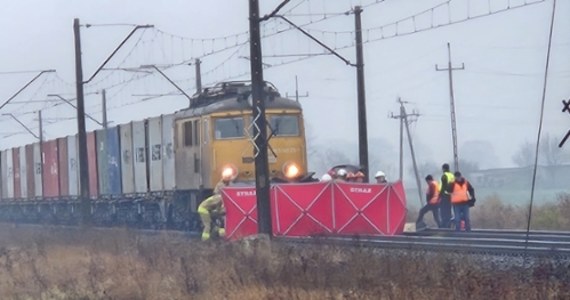 Tragiczny wypadek na przejeździe kolejowym w Łojewie w woj. kujawsko-pomorskim. Zginęły dwie osoby.