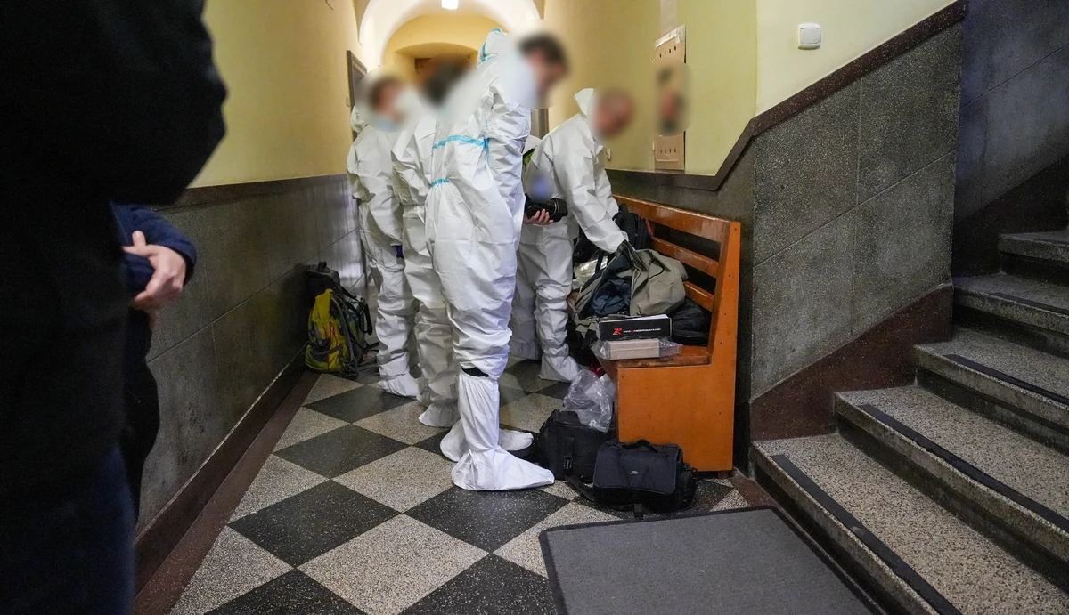 Dziś odbędzie się sekcja zwłok mężczyzny, który w środę zastrzelił się w krakowskim komisariacie. Jak dowiedziała się reporterka RMF FM, wstępne oględziny ciała wykazały, że cudzoziemiec nie miał innej rany niż własna, choć wiadomo, że w jego kierunku policjantka oddała kilka strzałów.