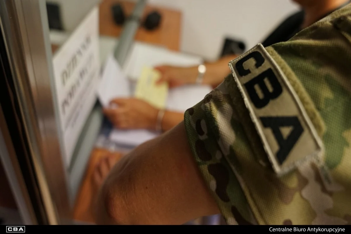 CBA weszło do budynków Fundacji "Lux Veritatis" w Warszawie, Toruniu i Wrocławiu. Zabezpieczone zostały dokumenty do śledztwa ws. przekroczenia uprawnień przez byłego ministra kultury. Chodzi o finansowanie Muzeum „Pamięć i Tożsamość” w Toruniu. Fundacja oświadczyła, że wydała żądane dokumenty dobrowolnie.