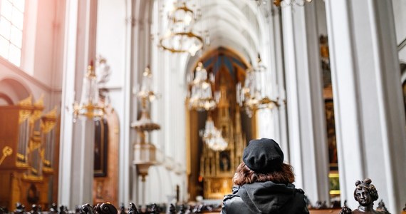 W 2023 roku w mszach uczestniczyło 29 proc. wiernych, a 14 proc. przystępowało do komunii świętej. Na lekcje religii uczęszczało natomiast 78,6 proc. uczniów - wynika z danych Instytutu Statystyki Kościoła Katolickiego. Sakrament małżeństwa został udzielony 77 244 parom.