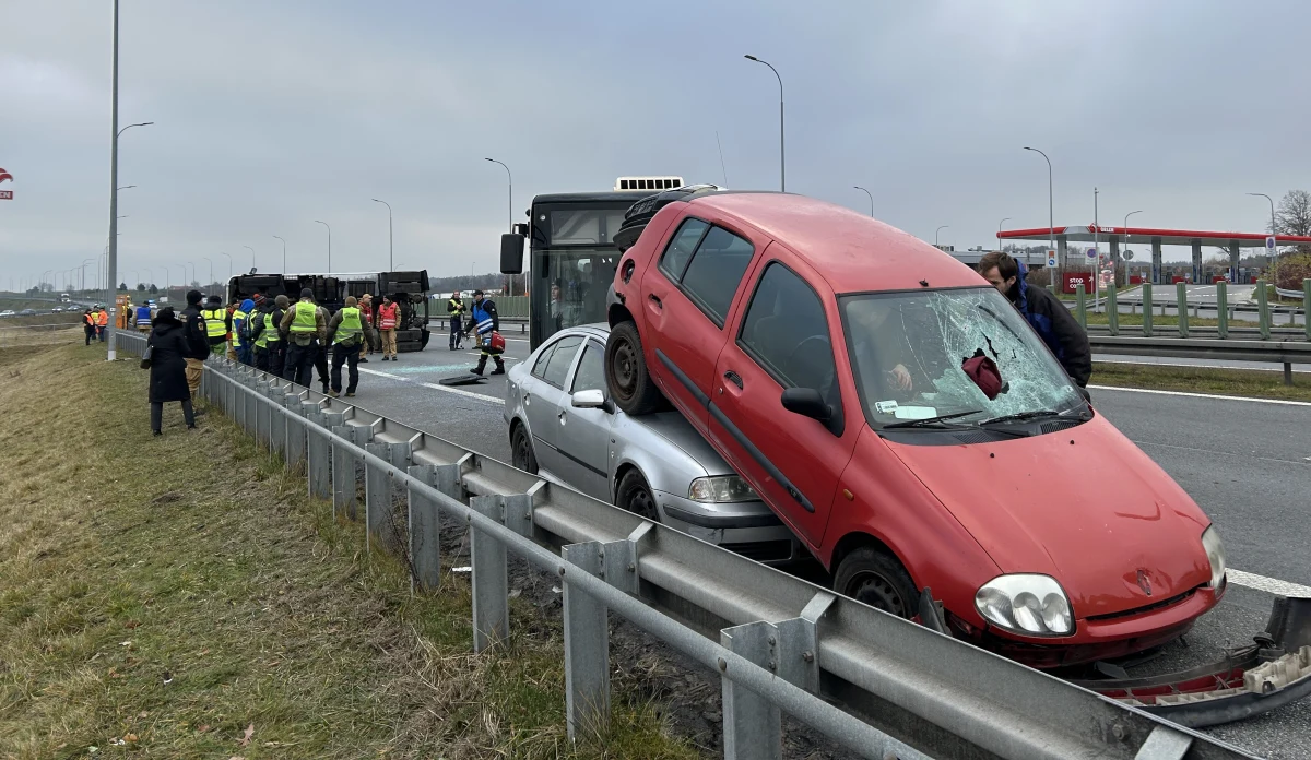 Na pomorskim odcinku autostrady A1 odbyły się ćwiczenia służb ratowniczych. Na czas ich trwania wyłączony został pas ruchu w kierunku Gdańska. Na miejscu pracowało ponad 100 osób. Scenariusz przewidywał poważny, masowy wypadek na drodze, z udziałem m.in. ciężarówki i autobusu.