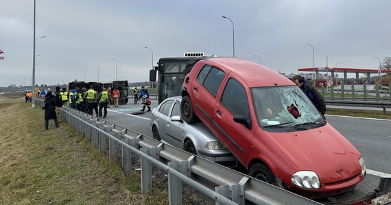 Na pomorskim odcinku autostrady A1 odbyły się ćwiczenia służb ratowniczych. Na czas ich trwania wyłączony został pas ruchu w kierunku Gdańska. Na miejscu pracowało ponad 100 osób. Scenariusz przewidywał poważny, masowy wypadek na drodze, z udziałem m.in. ciężarówki i autobusu.