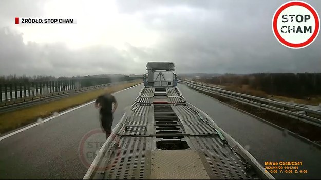 Wstrząsające sceny na autostradzie A4. Kierowca lawety zatrzymał ruch i ruszył z rurką w ręce na innego kierowcę. W ten sposób chciał wymierzyć drogową sprawiedliwość. Do bójki na szczęście nie doszło. Do wypadku też, choć zagrożenie było ogromne. O drogowej agresji dla ''Wydarzeń'' Klaudia Szczyrek.