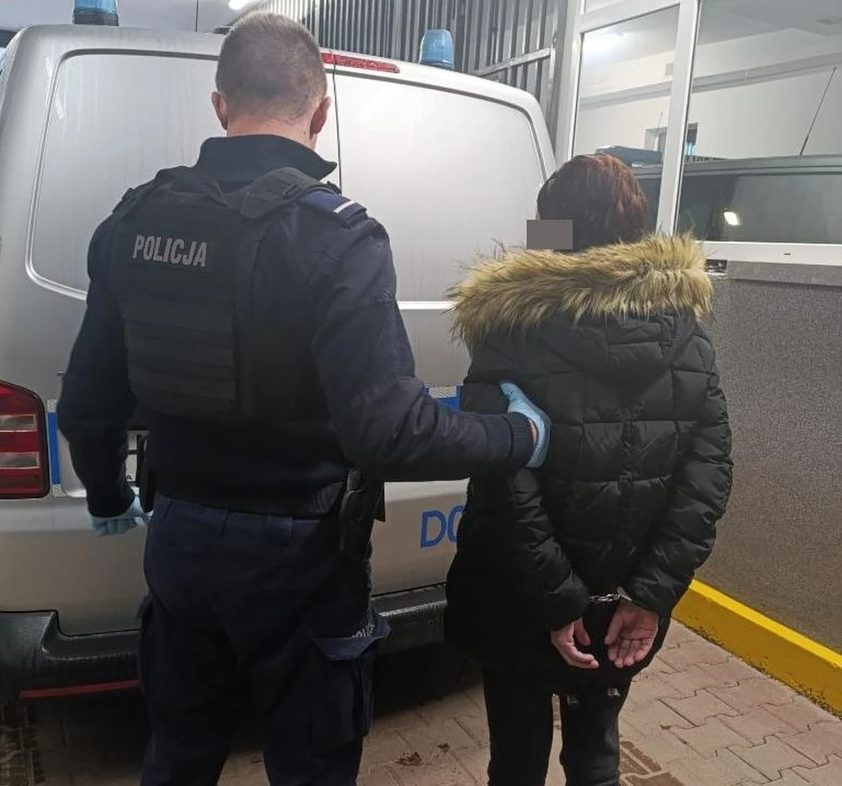 Sąd w Puławach (woj. lubelskie) aresztował na 3 miesiące 37-latkę, podejrzaną o groźby karalne. Trzymając w dłoni nóż, kobieta miała grozić swojej ciężarnej sąsiadce, że ją zabije. Ze względu na to, że była już karana za przestępstwo przeciwko życiu i zdrowiu, będzie odpowiadać w warunkach tzw. recydywy. 