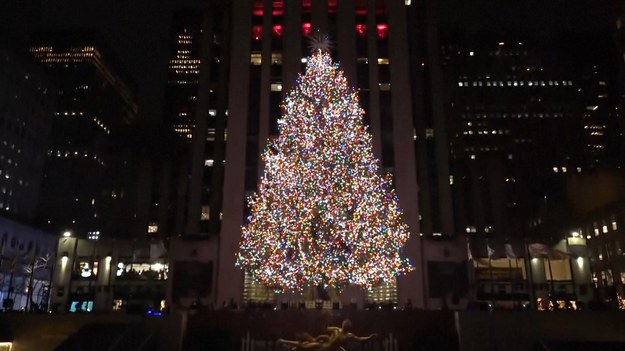 W środę wieczorem już po raz 90. odbyła się ceremonia zapalenia choinki w Rockefeller Center w Nowym Jorku. W wydarzeniu wzięły udział tysiące ludzi. Nie zabrakło także gwiazd muzyki. Pojawiły się m.in. Gwen Stefani, Alicia Keys i Blake Shelton. Tegoroczne drzewko to 90-letni 25-metrowy świerk pochodzący z północnej części stanu Nowy Jork. Błyszczy na nim ponad 50 tys. świateł. Zapalenie choinki w Rockefeller Center to jedna z najpopularniejszych tradycji bożonarodzeniowych w Nowym Jorku.