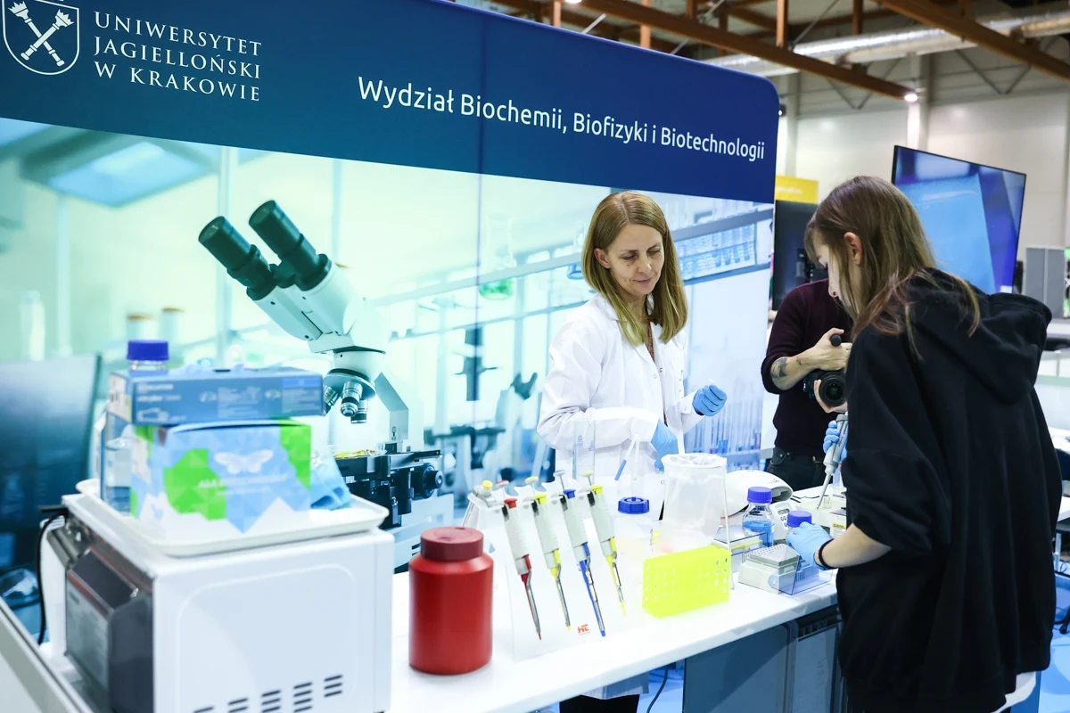 4 i 5 grudnia w Expo Kraków odbył się Festiwal Małopolska Przyszłości. Na ponad 80 interaktywnych stoiskach wystawienniczych najnowsze kierunki rozwoju prezentowało m.in. 17 małopolskich uczelni wyższych, 5 Instytutów Polskiej Akademii Nauk oraz 2 Instytuty Sieci Badawczej Łukasiewicz. 