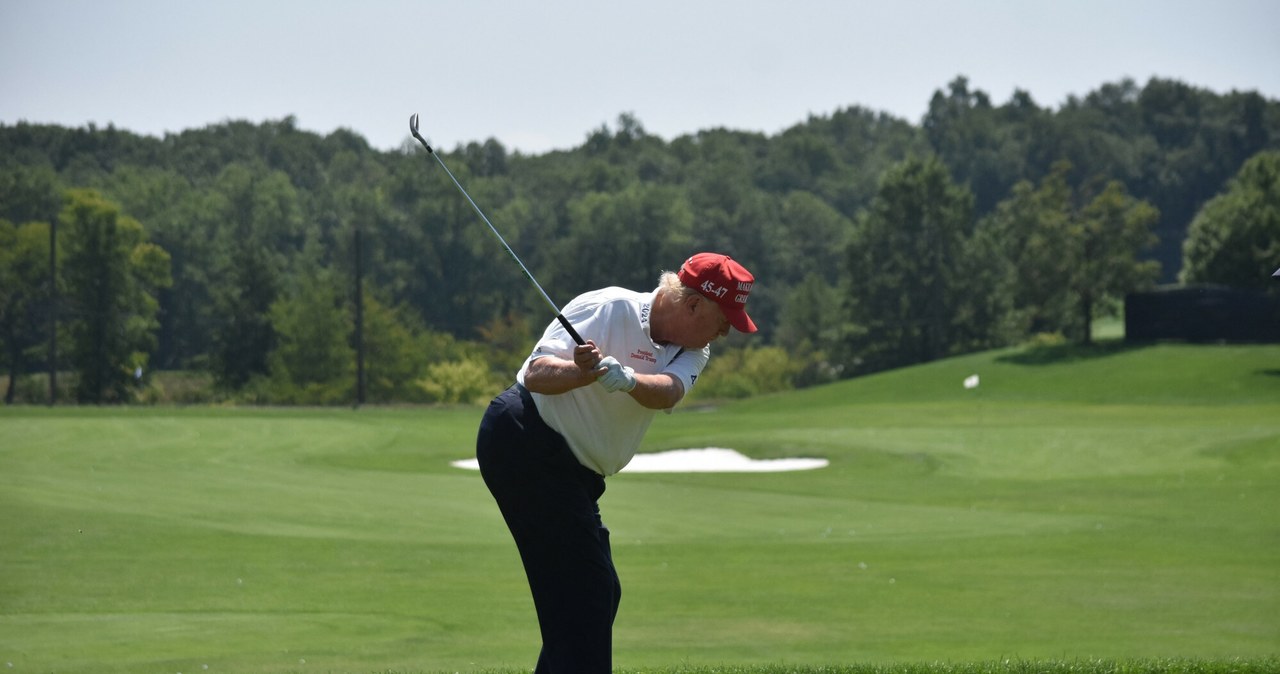  Tajemnicze obiekty w pobliżu pola golfowego Donalda Trumpa. FBI reaguje