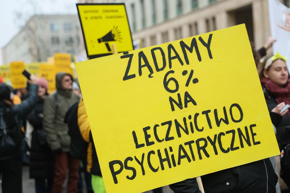 Psychiatrzy sceptycznie podchodzą do dzisiejszej zapowiedzi minister zdrowia dotyczących przyszłości Centrów Zdrowia Psychicznego. Izabela Leszczyna zapewniała w Radiu RMF24, że takie placówki mają działać dalej, a nowy zespół w resorcie zdrowia wypracuje nowy sposób ich finansowania. Po południu kilkaset osób - wśród nich przede wszystkim psychiatrzy i ich pacjenci - wzięli udział w Marszu żółtej wstążki, który ruszył ulicami Warszawy.
