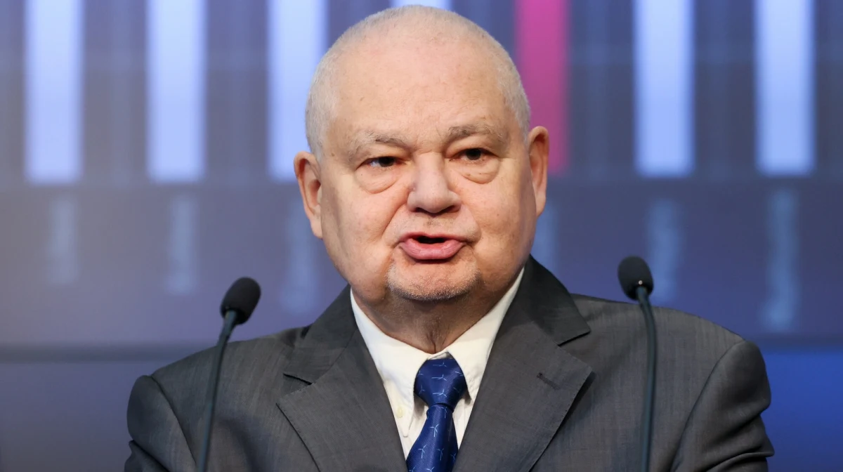 Prezes Narodowego Banku Polskiego Adam Glapiński poinformował, że obniżka stóp procentowych nie nastąpi w 2025 roku. "Dyskusja o obniżce stóp zacznie się od października 2025 roku, nie będzie to dyskusja, która doprowadzi do obniżki stóp w przyszłym roku, to się przesuwa na 2026 roku" - przekazał szef NBP.