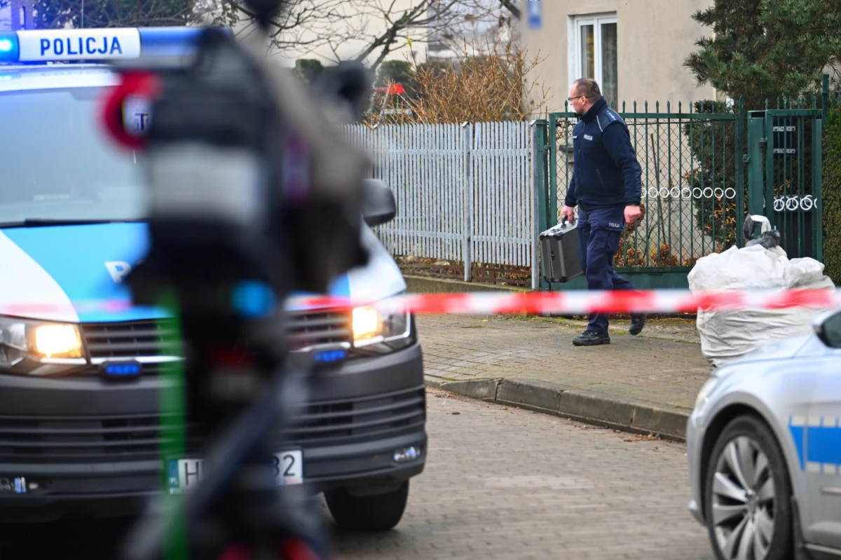 W Siedlcach na podwórku przed domem odnaleziono w czwartek rano ciało kobiety, która miała rany postrzałowe. Zakończyła się policyjna obława za napastnikiem - mężem ofiary i byłym policjantem. Odnaleziono jego ciało.