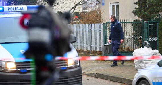 W Siedlcach na podwórku przed domem odnaleziono w czwartek rano ciało kobiety, która miała rany postrzałowe. Zakończyła się policyjna obława za napastnikiem - mężem ofiary i byłym policjantem. Odnaleziono jego ciało.