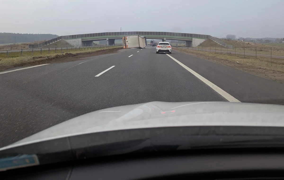 Na drodze ekspresowej S7 w miejscowości Podchojny (woj. świętokrzyskie) przewróciła się ciężarówka z naczepą. Droga w kierunku na Warszawę jest zablokowana. 