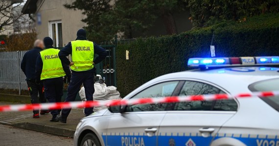 Policja zakończyła poszukiwania mężczyzny, który zastrzelił swoją żonę w Siedlcach. Ciało napastnika znaleziono w spalonym samochodzie. 