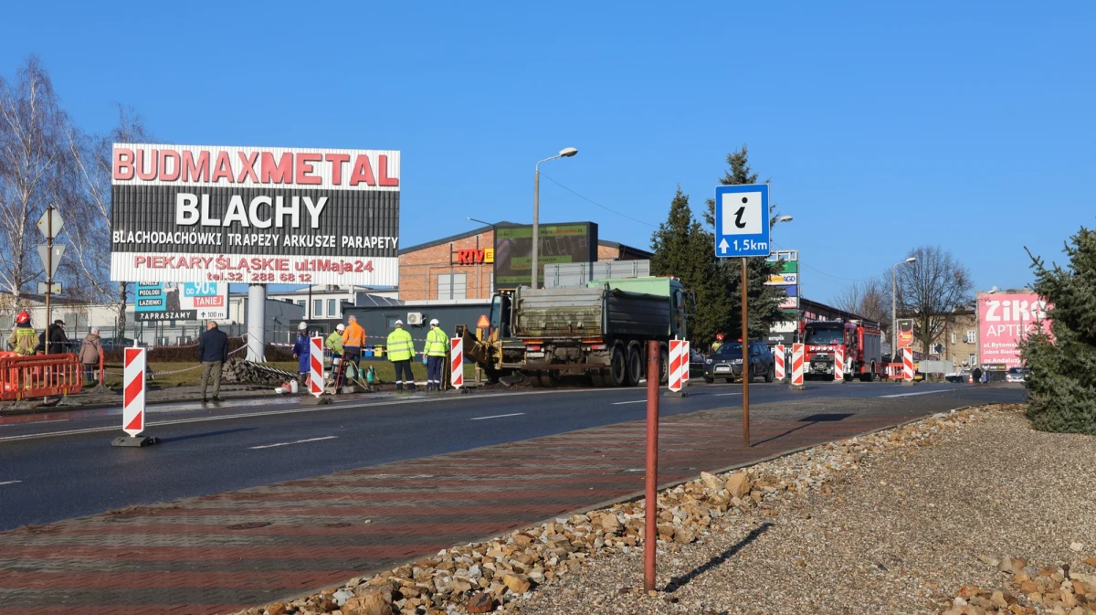Zakończyła się naprawa wodociągu w Piekarach Śląskich, ale w niektórych częściach miasta wciąż stoją beczkowozy. Miejskie Przedsiębiorstwo Wodociągów i Kanalizacji zaleciło części mieszkańców dalsze korzystanie z nich.