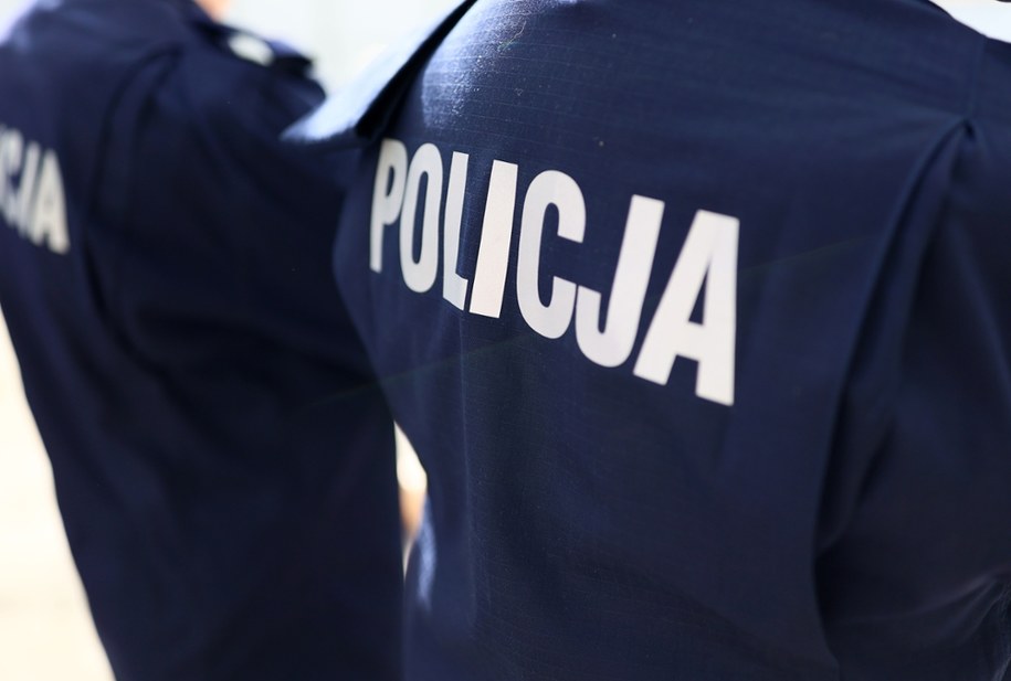 Dwóch policjantów wydalono ze służby w związku ze śmiercią mężczyzny