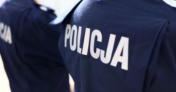 Prokuratura i Biuro Spraw Wewnętrznych Policji badają sprawę śmierci mężczyzny, którego ponad miesiąc temu patrol zabrał ze stacji benzynowej. Wobec funkcjonariuszy wszczęto postępowanie dyscyplinarne, a 30 listopada wydalono ich ze służby - przekazała Komenda Wojewódzka Policji w Szczecinie.