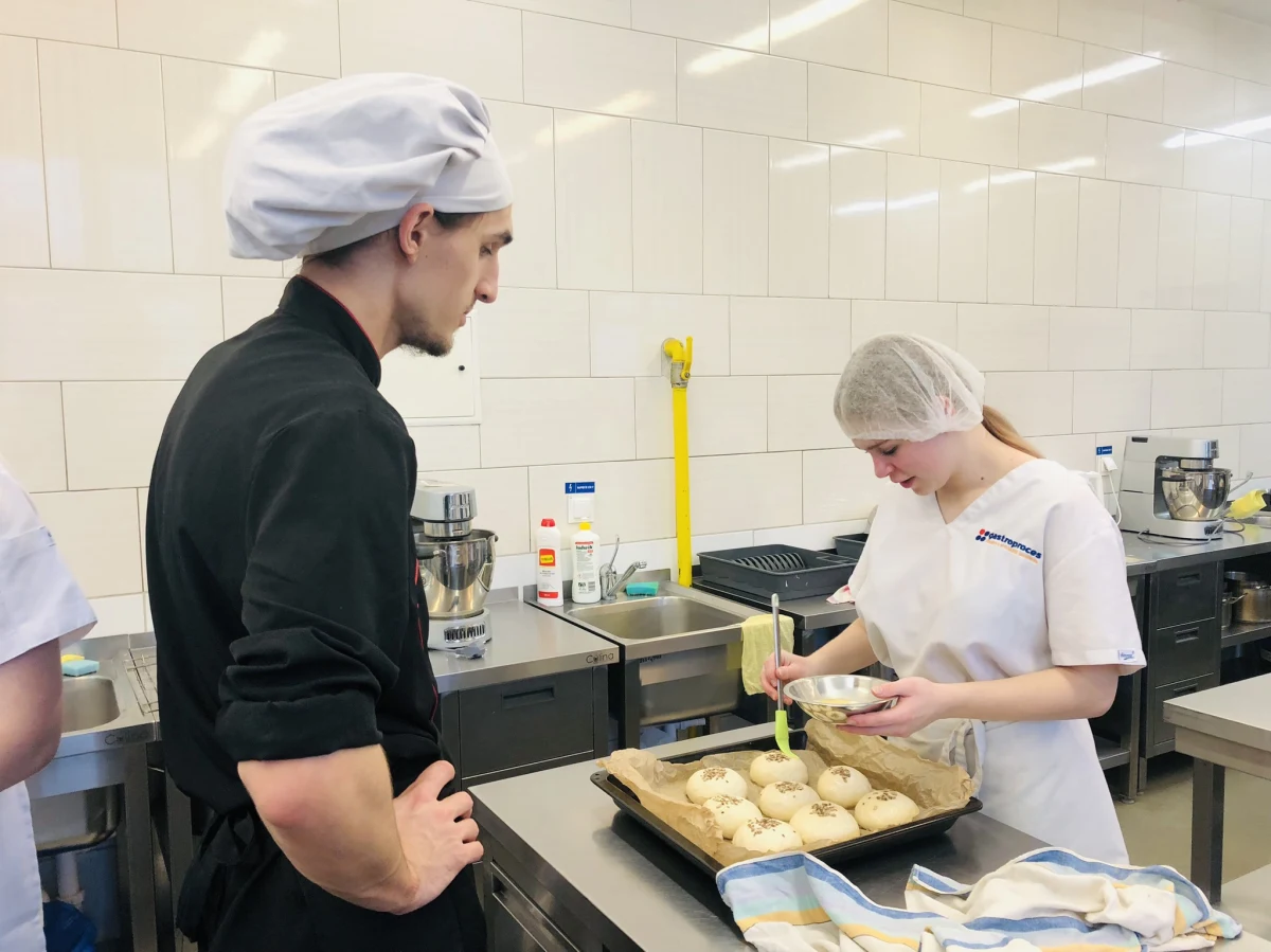 W Łódzkiem odbył się finał konkursu "Z pasją do gastronomii", w którym młodzi kucharze, piekarze i cukiernicy z różnych szkół zawodowych województwa zmierzyli się w kulinarnym starciu. Uczestnicy prezentowali swoje umiejętności w trzech kategoriach, tworząc wyjątkowe dania według własnych pomysłów. Zwycięzcy zostaną ogłoszeni 11 grudnia podczas uroczystej gali. 