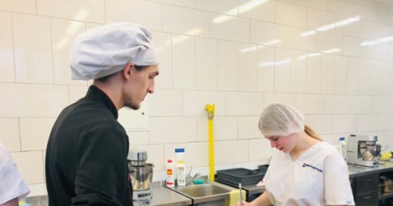 W Łódzkiem odbył się finał konkursu "Z pasją do gastronomii", w którym młodzi kucharze, piekarze i cukiernicy z różnych szkół zawodowych województwa zmierzyli się w kulinarnym starciu. Uczestnicy prezentowali swoje umiejętności w trzech kategoriach, tworząc wyjątkowe dania według własnych pomysłów. Zwycięzcy zostaną ogłoszeni 11 grudnia podczas uroczystej gali. 