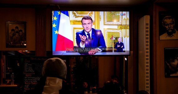 Prezydent Francji Emmanuel Macron powiedział w czwartek wieczorem w orędziu telewizyjnym, że pozostanie na stanowisku do końca swojej kadencji, czyli do maja 2027 r. Zapowiedział też, że "w najbliższych dniach" ogłosi nazwisko nowego premiera.