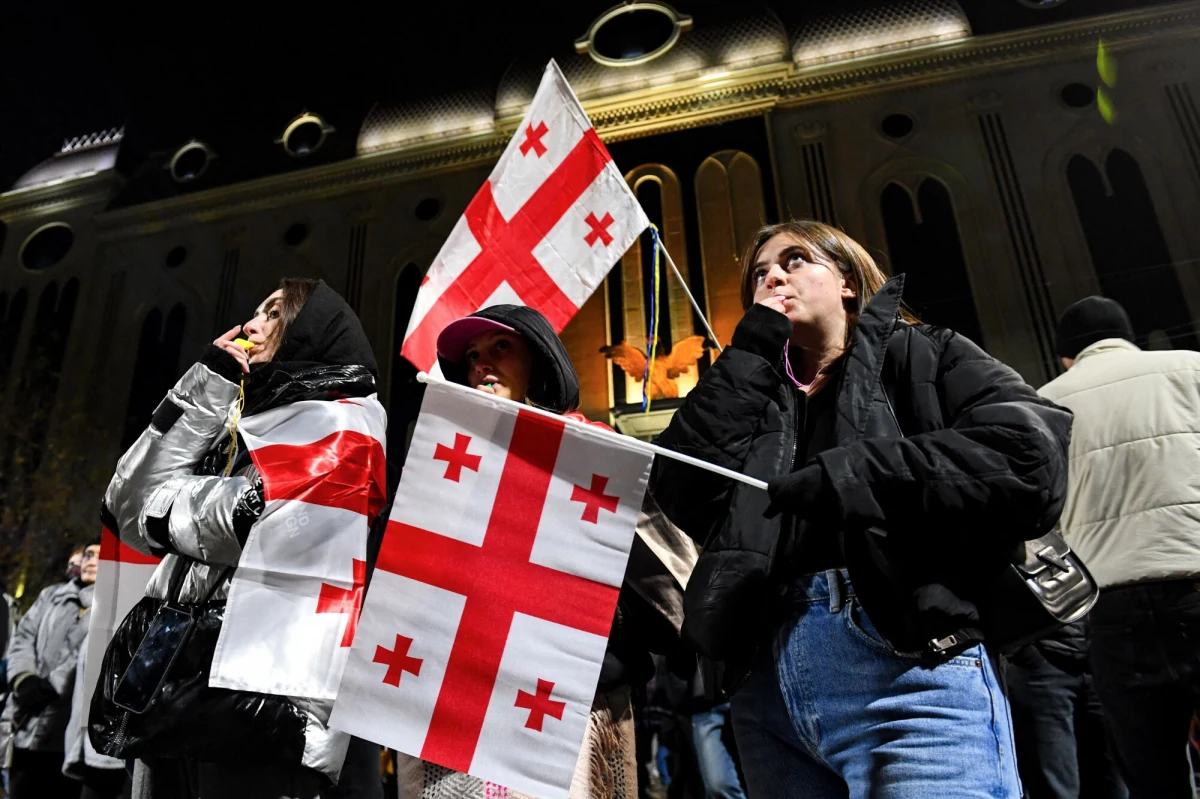 Siedmiu członków gruzińskiej opozycji zatrzymały łącznie tamtejsze służby. W trakcie przeszukań biur polityków zabezpieczono m.in. fajerwerki używane w trakcie masowych protestów. Tamtejsza prokuratura wszczęła śledztwo w sprawie nawoływania do przemocy. Sytuację w Tbilisi obserwuje wysłannik RMF FM Mateusz Chłystun.