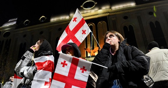 Siedmiu członków gruzińskiej opozycji zatrzymały łącznie tamtejsze służby. W trakcie przeszukań biur polityków zabezpieczono m.in. fajerwerki używane w trakcie masowych protestów. Tamtejsza prokuratura wszczęła śledztwo w sprawie nawoływania do przemocy. Sytuację w Tbilisi obserwuje wysłannik RMF FM Mateusz Chłystun.