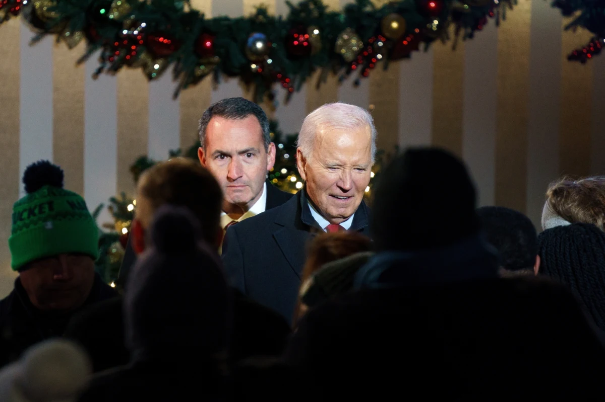 Prezydent Biden po raz ostatni w swojej kadencji uroczyście zapalił lampki na bożonarodzeniowej choince przed Białym Domem. W ceremonii pod hasłem "Czas pokoju i światła" wzięło udział ok. 12 tys. osób.