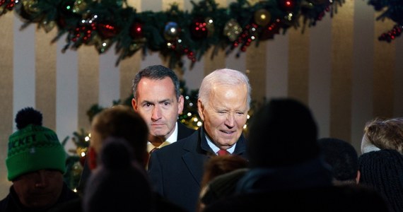 Prezydent Biden po raz ostatni w swojej kadencji uroczyście zapalił lampki na bożonarodzeniowej choince przed Białym Domem. W ceremonii pod hasłem "Czas pokoju i światła" wzięło udział ok. 12 tys. osób.