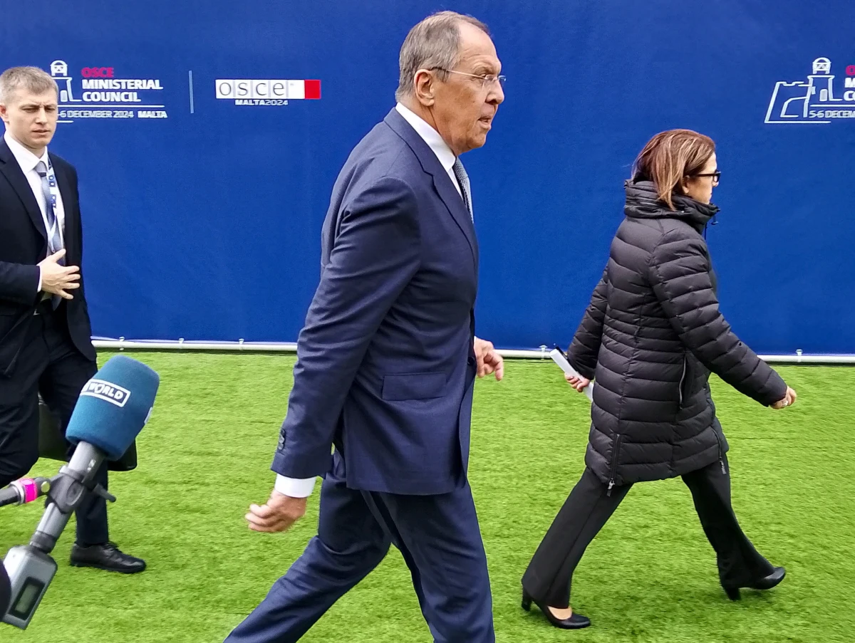 "Nie powiedziałbym, że jesteśmy w stanie wojny z USA" - powiedział szef rosyjskiego MSZ Siergiej Ławrow w wywiadzie z prawicowym publicystą Tuckerem Carlsonem. Stwierdził też, że głównym warunkiem do zakończenia wojny jest neutralny status Ukrainy i zasugerował, że Rosja mogłaby udzielić jej gwarancji bezpieczeństwa.