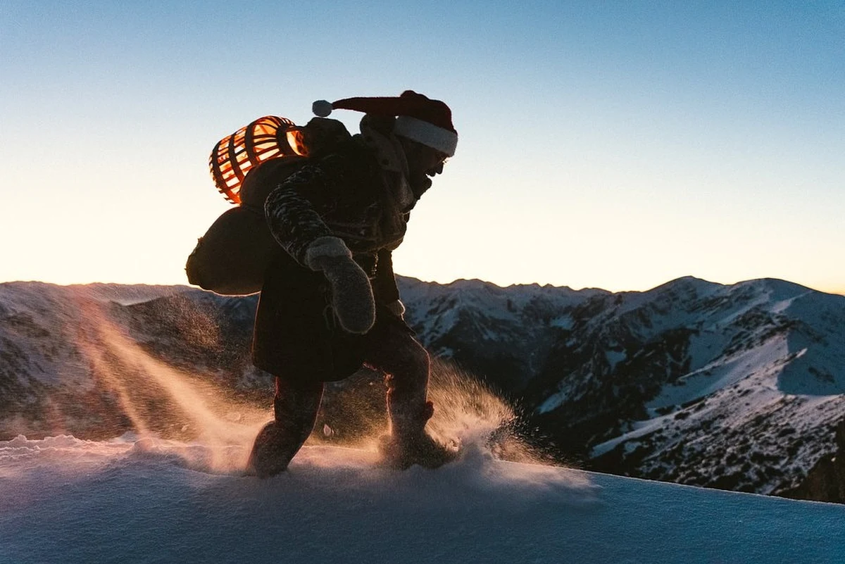 6 grudnia, zaledwie kilka minut po północy, św. Mikołaj po raz pierwszy widziany był w Polsce na szczycie Kasprowego Wierchu. Na najsłynniejszą górę w kraju wspiął się o własnych siłach i dzięki wskazówkom, które otrzymał w liście od dziecka. Zanim z prezentami wyruszył w dalszą drogę, sam otrzymał niespodziankę, która czekała na niego tuż przy budynku stacji górnej kolei PKL.