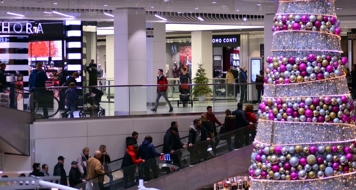 ​Przeciętna polska rodzina wyda tym roku na świąteczne zakupy 1575,95 zł, z czego 51 proc. przeznaczy na prezenty - wynika z raportu IBRiS. To mniej niż w ubiegłym roku, kiedy na upominki wydaliśmy średnio 66 proc. budżetów przeznaczonych na święta.