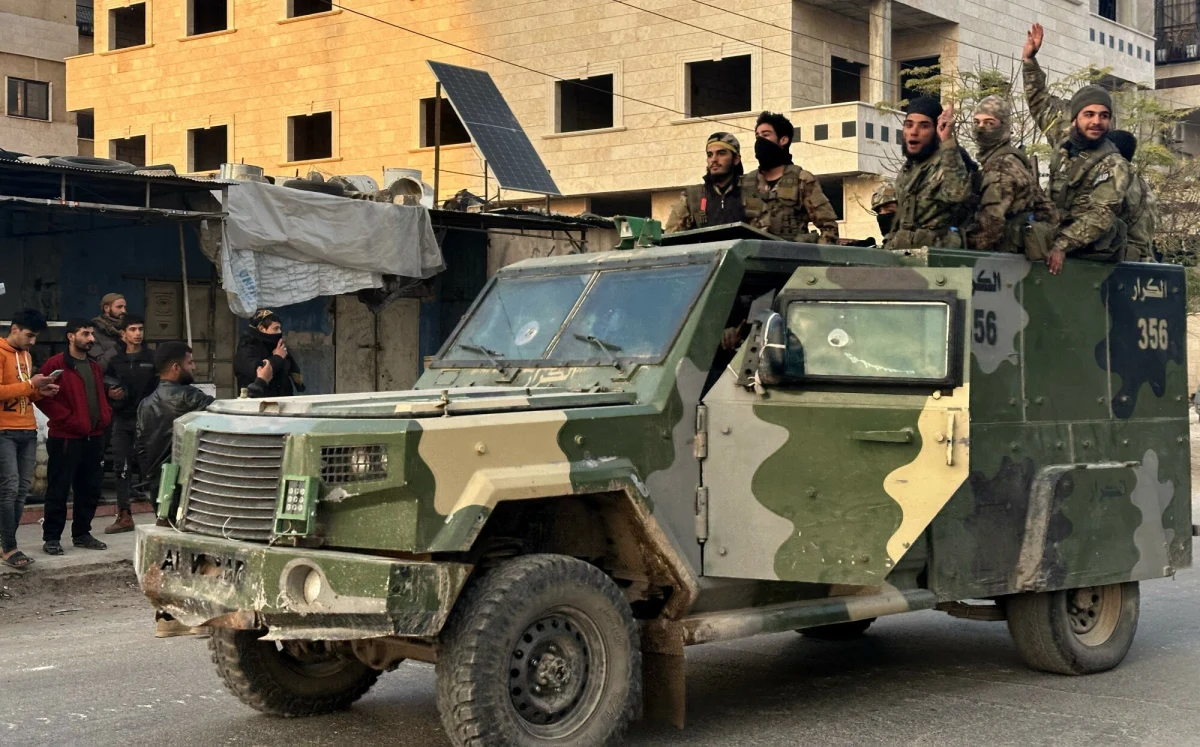 Syryjscy rebelianci prą naprzód. Po zwycięstwie w Aleppo zadano kolejny cios siłom koalicyjnym Baszara al-Asada, Rosji i Iranu. Buntownicy zdobyli miasto Hama, co stanowi kolejne zwycięstwo w kampanii i rozszerza ich strategiczne możliwości. Od rozpoczęcia ofensywy rebeliantów minął nieco ponad tydzień.