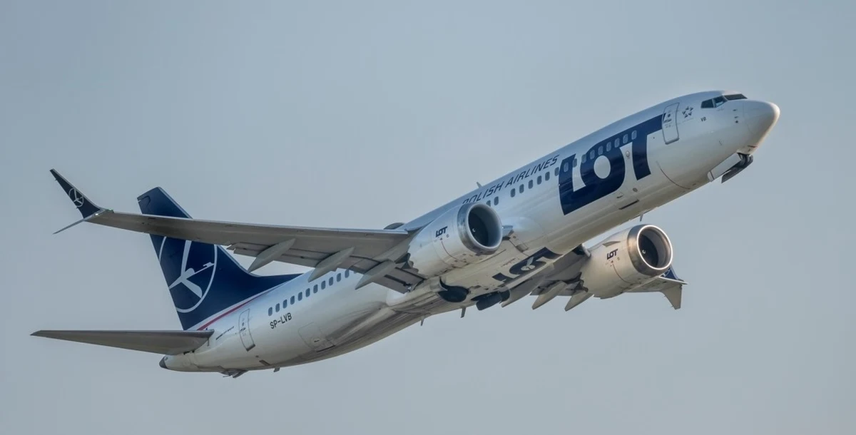 Samolot Polskich Linii Lotniczych LOT, lecący z Warszawy do Wrocławia, został w piątek rano zawrócony z powodu usterki technicznej systemów komputerowych - poinformował reporter RMF FM.