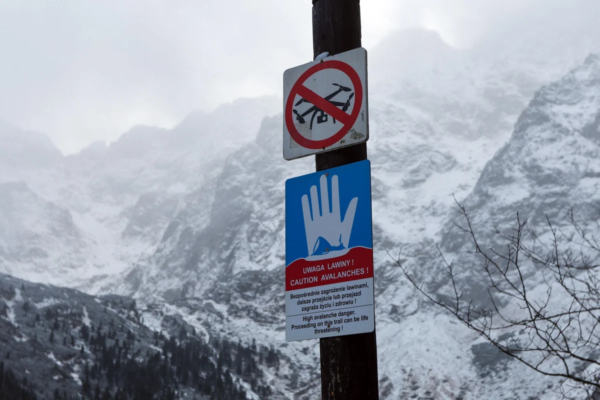 W Tatrach panują bardzo trudne warunki do uprawiania turystyki. Silny i porywisty wiatr utrudnia poruszanie się w górach i stwarza zagrożenie dla zdrowia i życia – ostrzegają służby Tatrzańskiego Parku Narodowego.