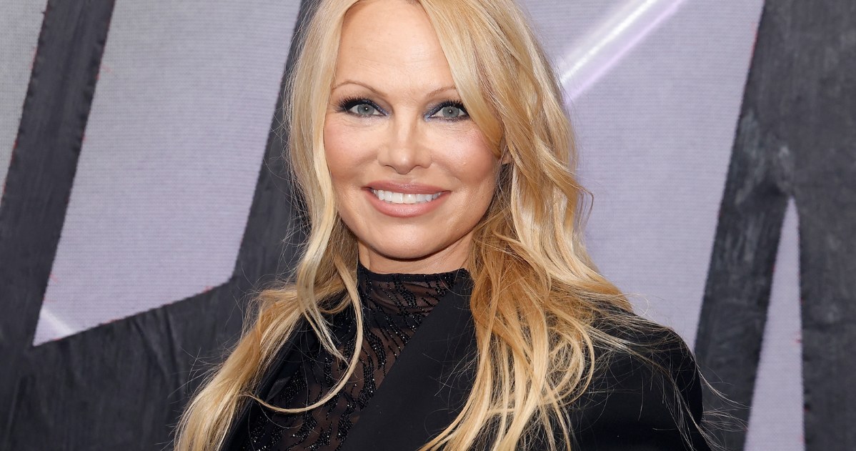 Pamela, Anderson, zadała, szyku, prestiżowej, gali, której, zjawiła, makijażu, Gwiazda, seriali, latach, stawia, naturalność, do Pamela Anderson już tak nie wygląda. Po latach zrezygnowała z makijażu. Teraz zdradza powody